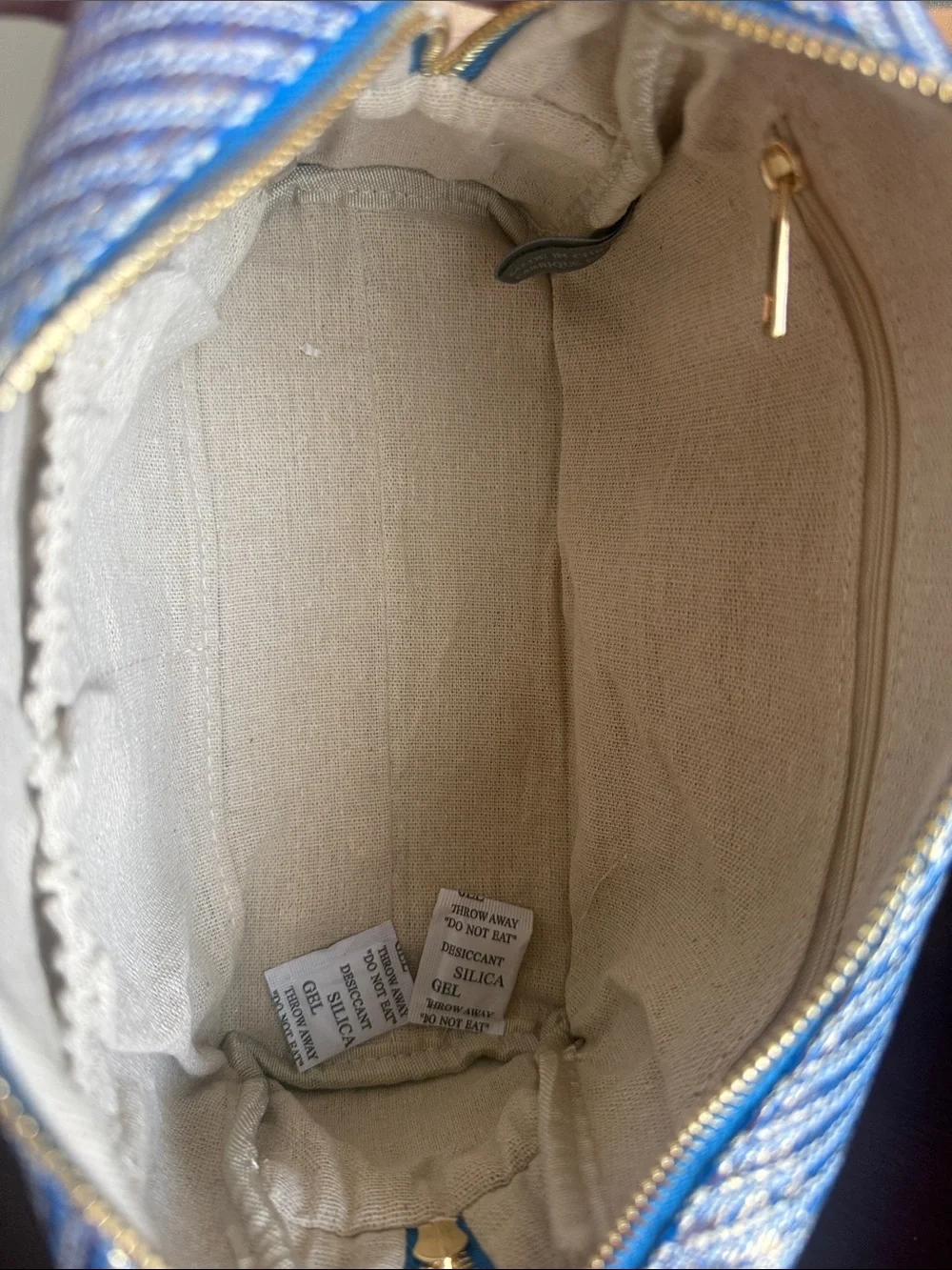 VINCE CAMUTO 💄IRIDESCENT BLUE COSMETIC BAG💄 WITH TASSEL CHARMS 🌟NWT🌟